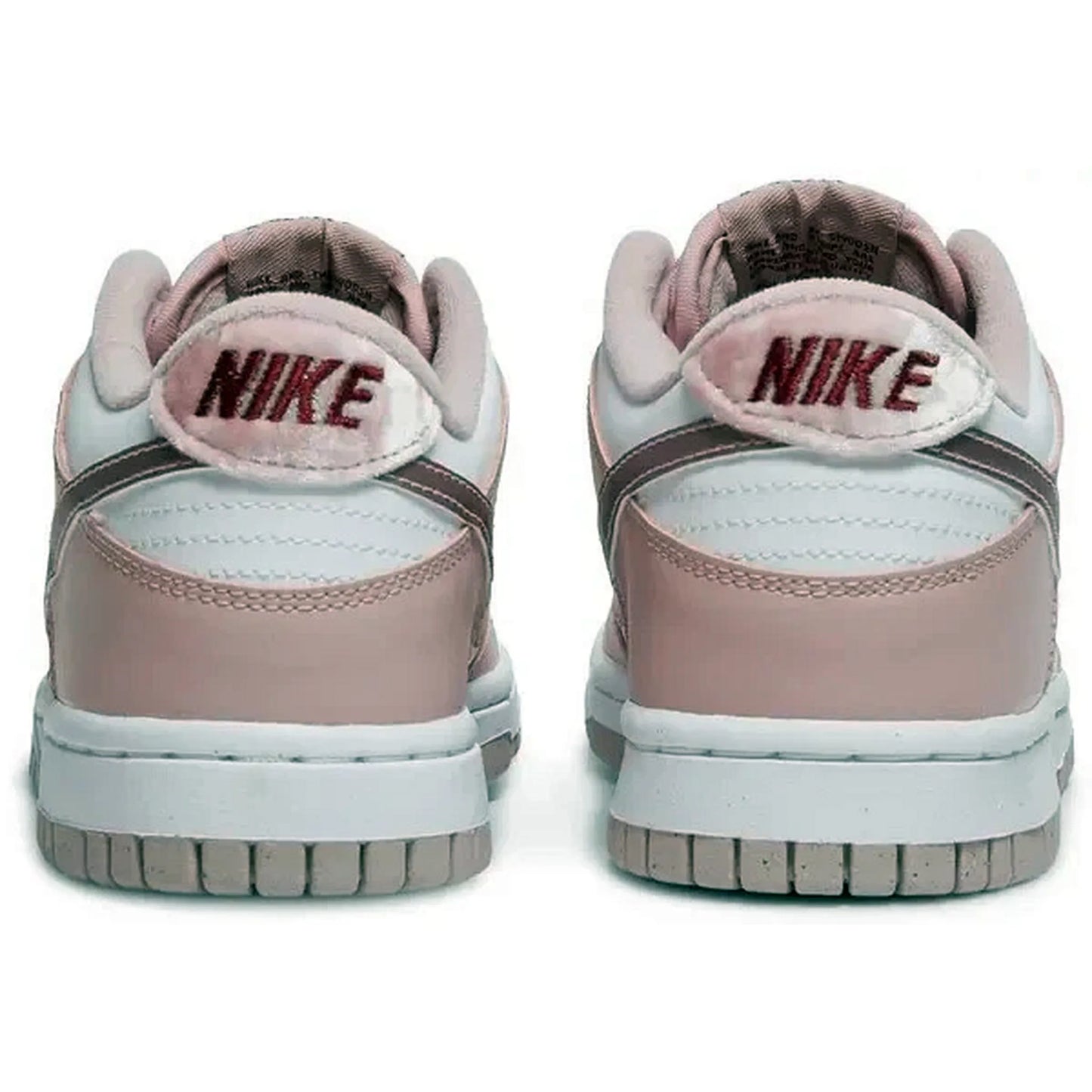Nike Dunk Low GS Pink Velvet – Rückansicht des rosa-weißen Sneakers mit rotem Nike-Schriftzug auf der samtigen Fersenlasche und zweifarbiger Sohle auf weißem Hintergrund