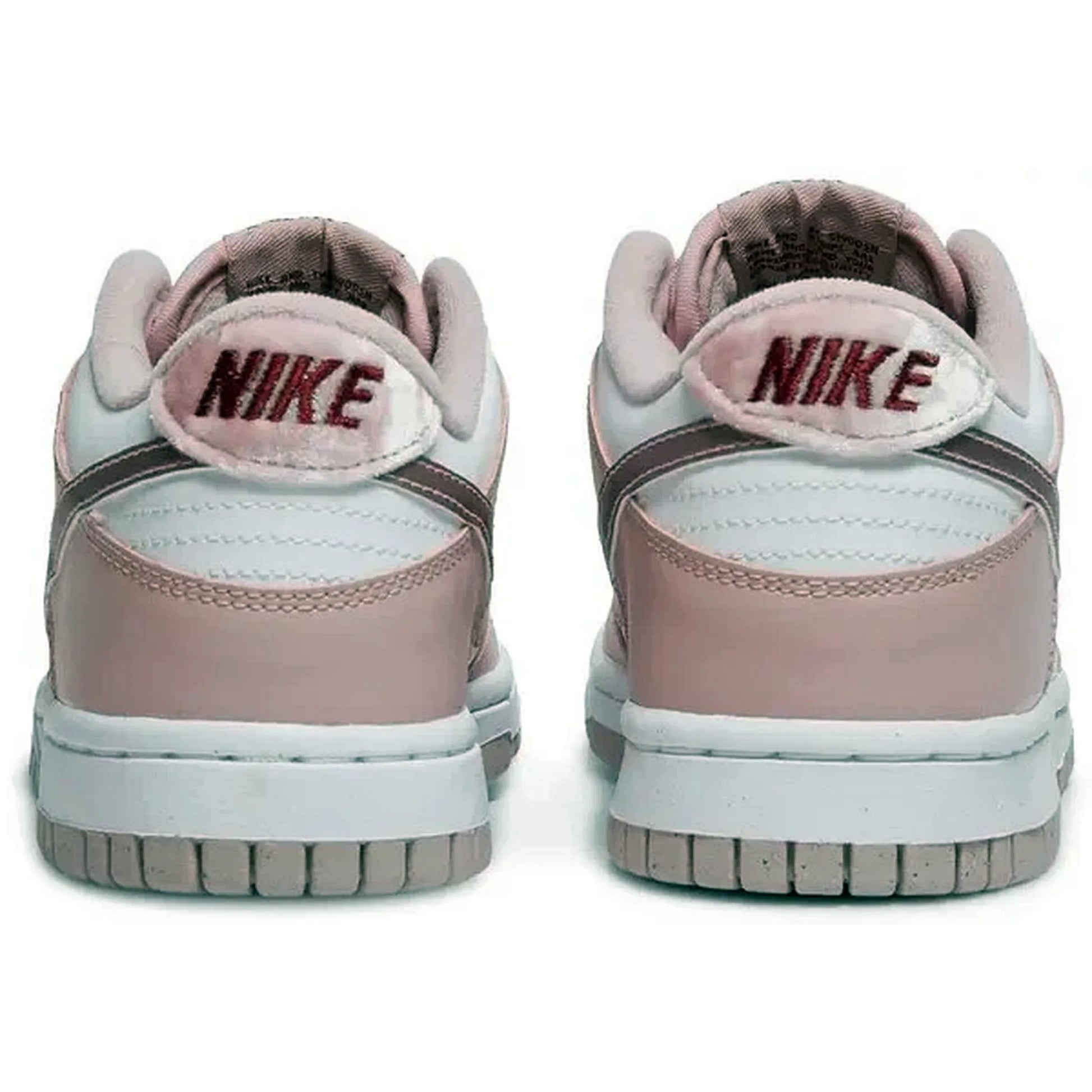 Nike Dunk Low GS Pink Velvet – Rückansicht des rosa-weißen Sneakers mit rotem Nike-Schriftzug auf der samtigen Fersenlasche und zweifarbiger Sohle auf weißem Hintergrund