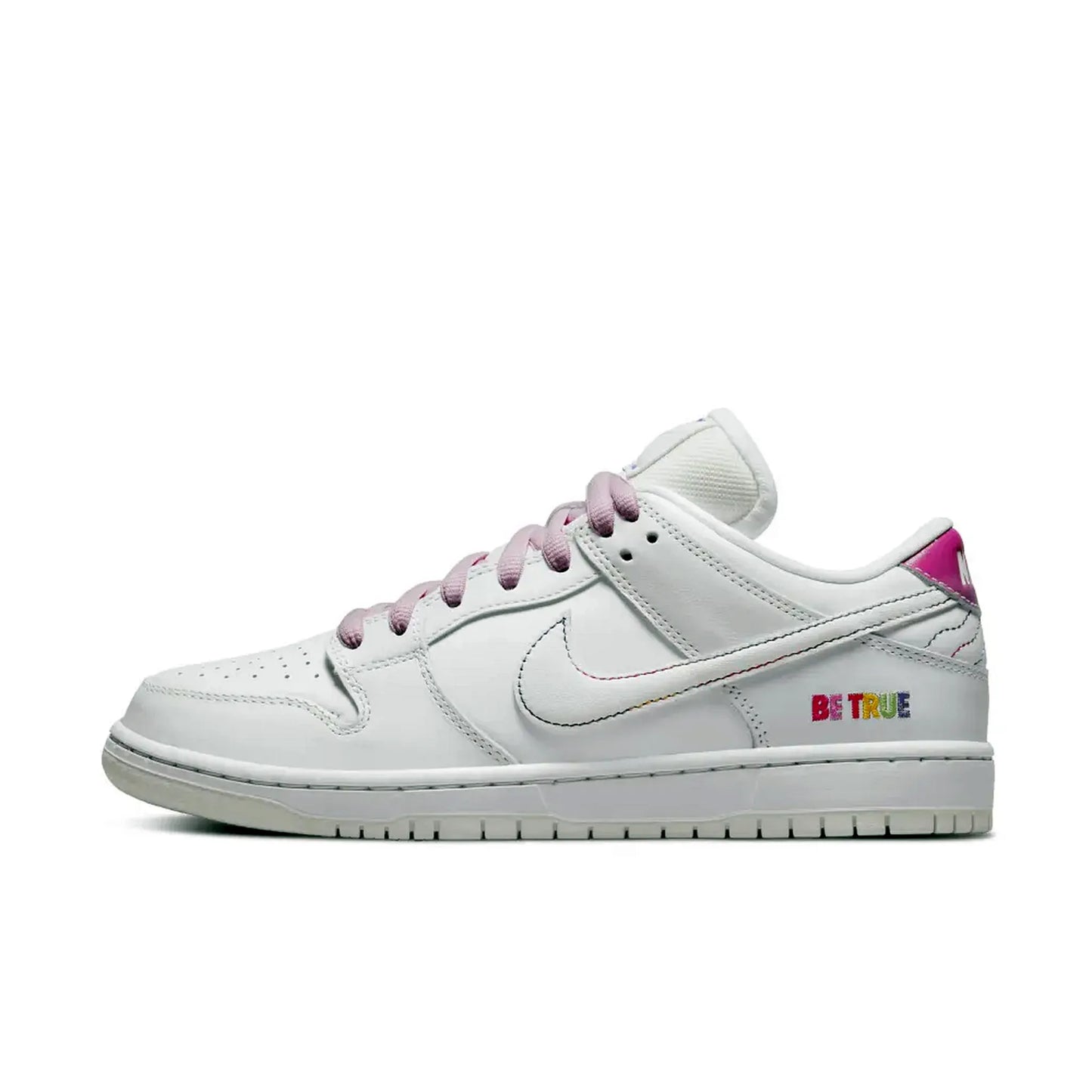 Nike SB Dunk Low Pro Be True – seitliche Nahaufnahme des weißen Sneakers mit Regenbogen-Schriftzug „Be True“, pastellfarbenem Swoosh und rosa Schnürsenkeln auf weißem Hintergrund.
