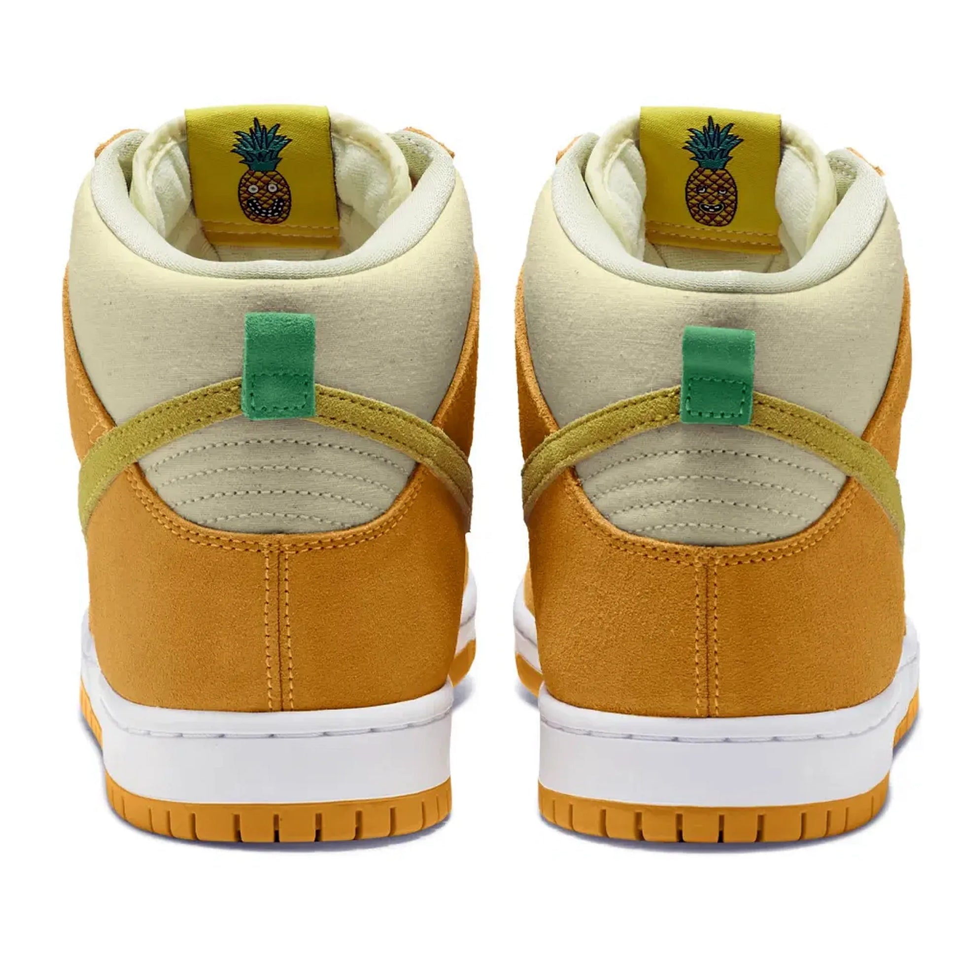 Nike SB Dunk High Pineapple – Rückansicht des gelb-orangen High-Top-Sneakers mit grünem Fersenriemen und Ananas-Stickerei auf der Zunge auf weißem Hintergrund.