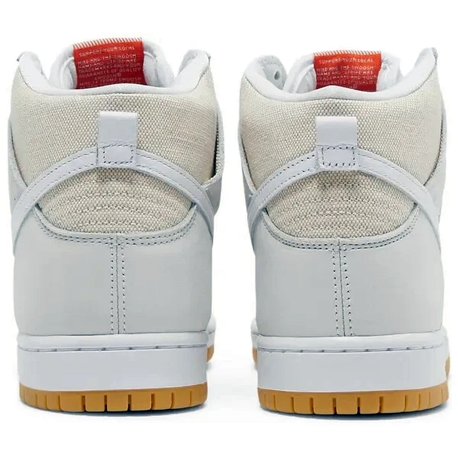 Nike SB Dunk High Pro ISO Orange Label Unbleached Natural – Rückansicht der weißen und beigen High-Top-Sneaker mit Canvas-Struktur, roten Fersenlaschen und brauner Gummiaußensohle auf weißem Hintergrund.