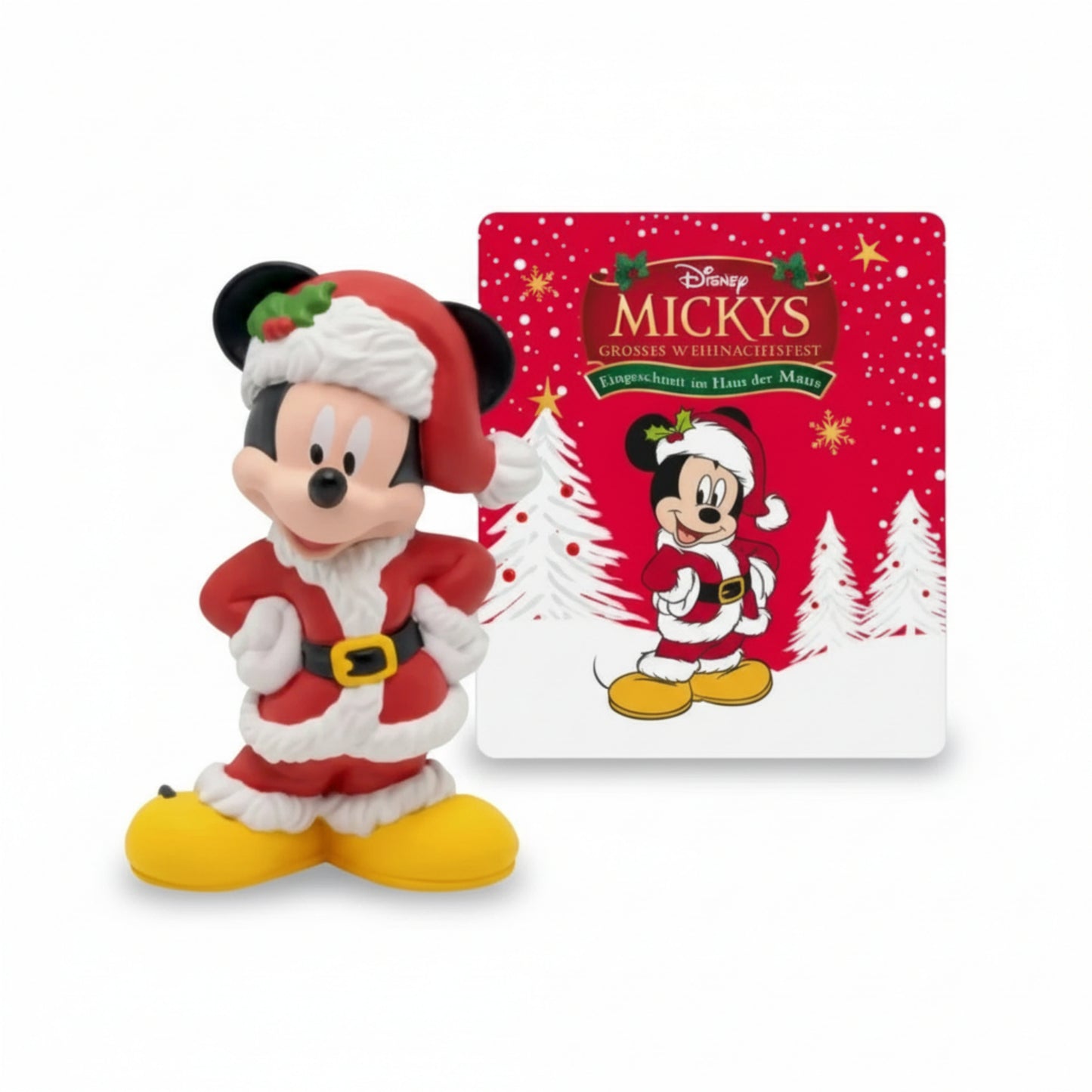 Tonies Mickys großes Weihnachtsfest Hörfigur als Weihnachtsmann mit gelben Schuhen vor roter Disney Weihnachtskarte mit Tannenbäumen, Vorderansicht auf weißem Hintergrund