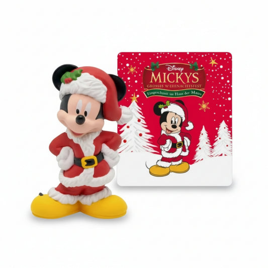 Tonies Mickys großes Weihnachtsfest Hörfigur als Weihnachtsmann mit gelben Schuhen vor roter Disney Weihnachtskarte mit Tannenbäumen, Vorderansicht auf weißem Hintergrund