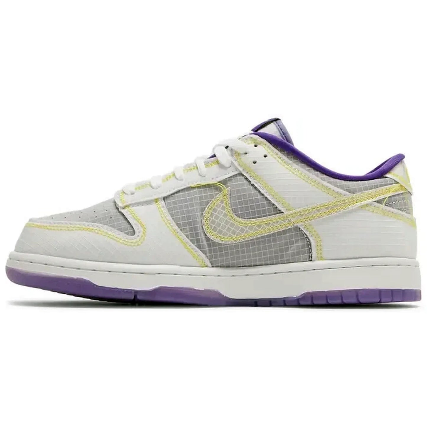 Nike Dunk Low Union Passport Pack Court Purple – Seitenansicht des limitierten Sneakers mit grauem Mesh-Upper, gelben Nähten und lilafarbenem Innenfutter auf weißem Hintergrund.
