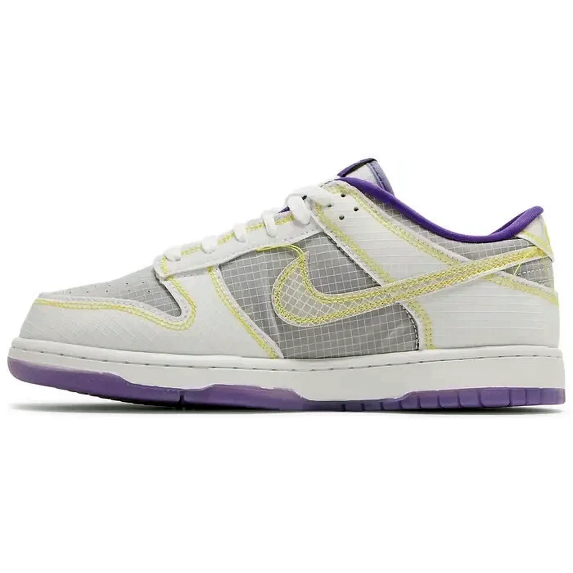 Nike Dunk Low Union Passport Pack Court Purple – Seitenansicht des limitierten Sneakers mit grauem Mesh-Upper, gelben Nähten und lilafarbenem Innenfutter auf weißem Hintergrund.