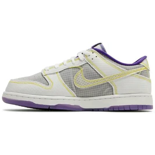 Nike Dunk Low Union Passport Pack Court Purple – Seitenansicht des limitierten Sneakers mit grauem Mesh-Upper, gelben Nähten und lilafarbenem Innenfutter auf weißem Hintergrund.