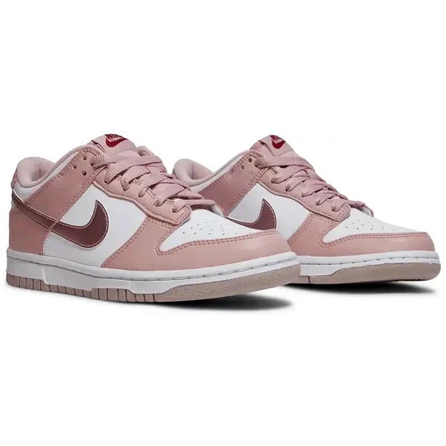 Nike Dunk Low GS Pink Velvet – Vorderseitige Paaransicht des rosa-weißen Sneakers mit samtigen Details, rotem Nike-Logo auf der Zunge und weißer Sohle auf weißem Hintergrund