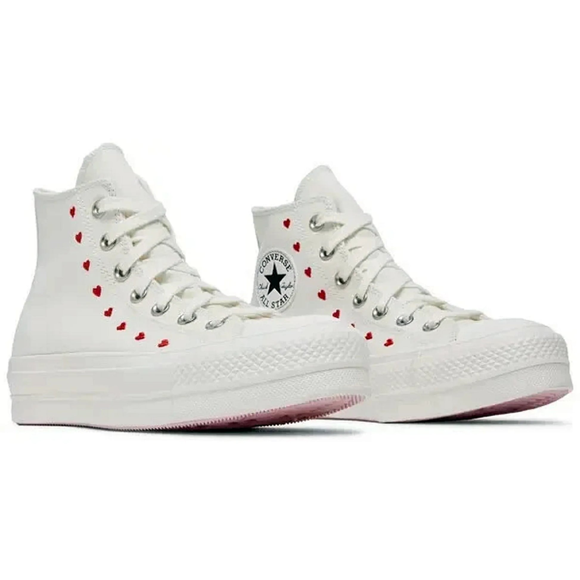 Converse Wmns Chuck Taylor All Star Lift Platform High Embroidered Hearts White – Weiße Damen-High-Tops mit roten Herzstickereien, klassischem All-Star-Logo und erhöhter Gummisohle in stilvoller Doppelansicht.