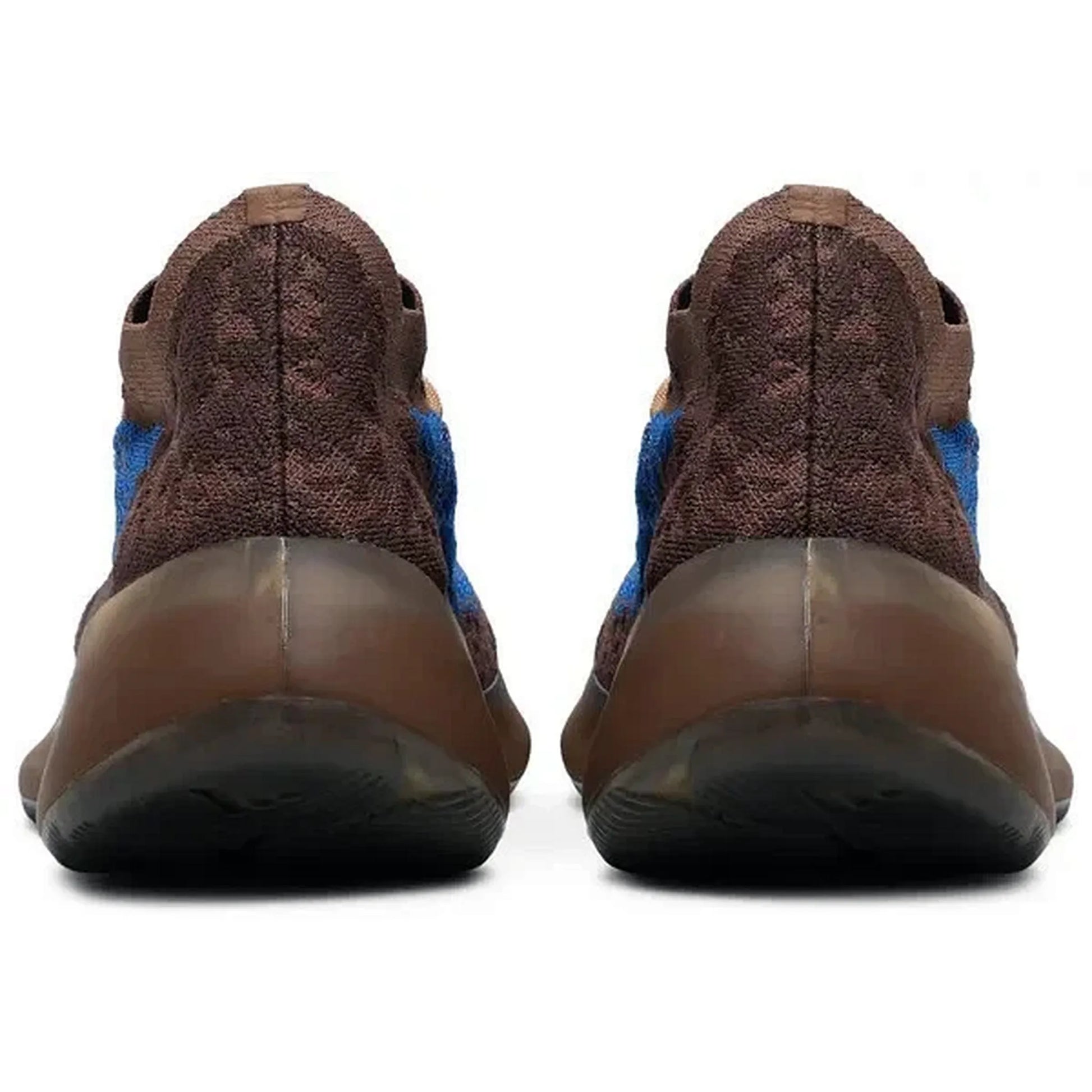 Adidas Yeezy Boost 380 Azure Reflective, Rückansicht des braunen Sneakers mit blauer Seitenfläche und halbtransparenter brauner Boost-Sohle auf weißem Hintergrund.