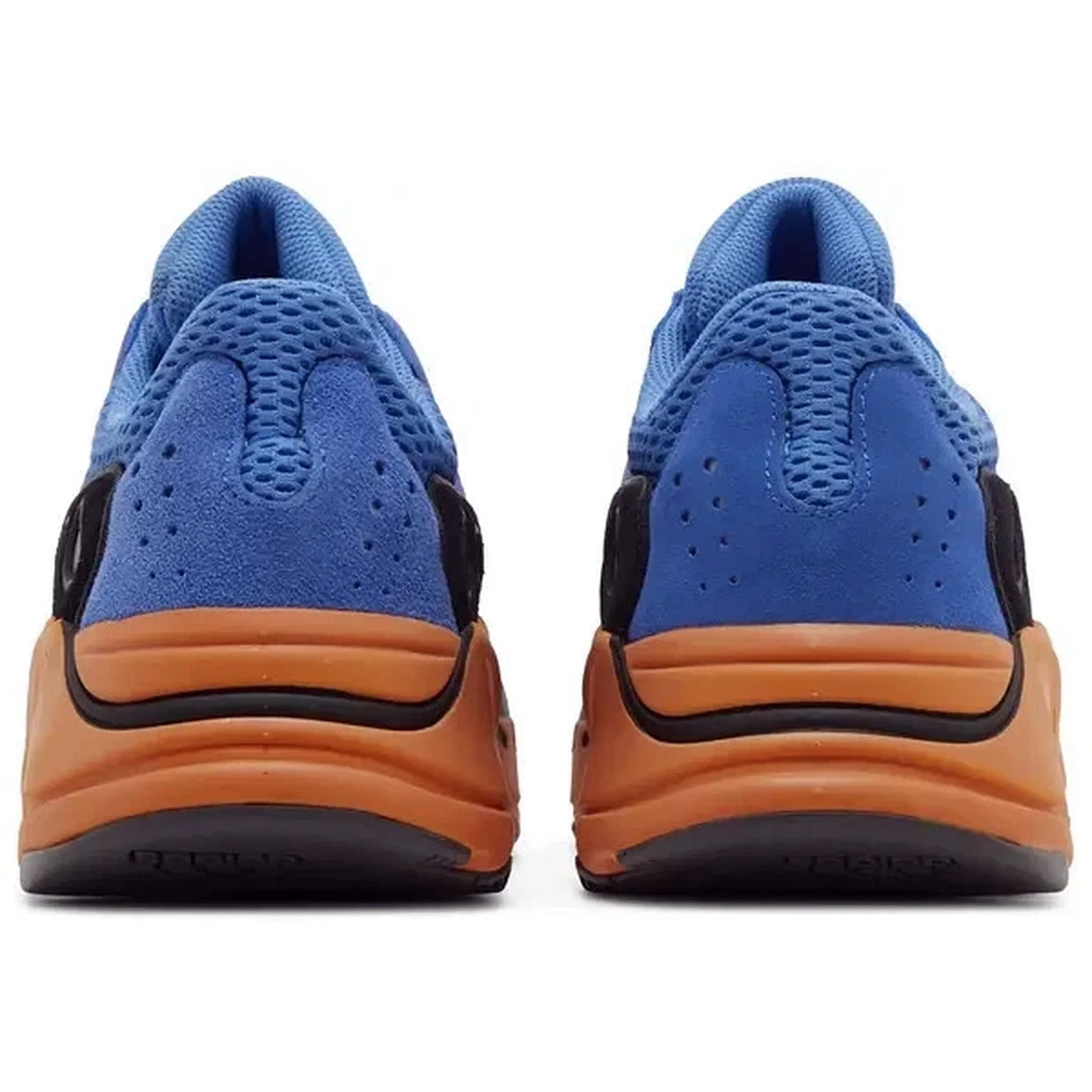 Adidas Yeezy Boost 700 Bright Blue, Rückansicht des Sneakers mit blauer Fersenpartie, schwarzen Akzenten und orangefarbener Zwischensohle auf weißem Hintergrund.