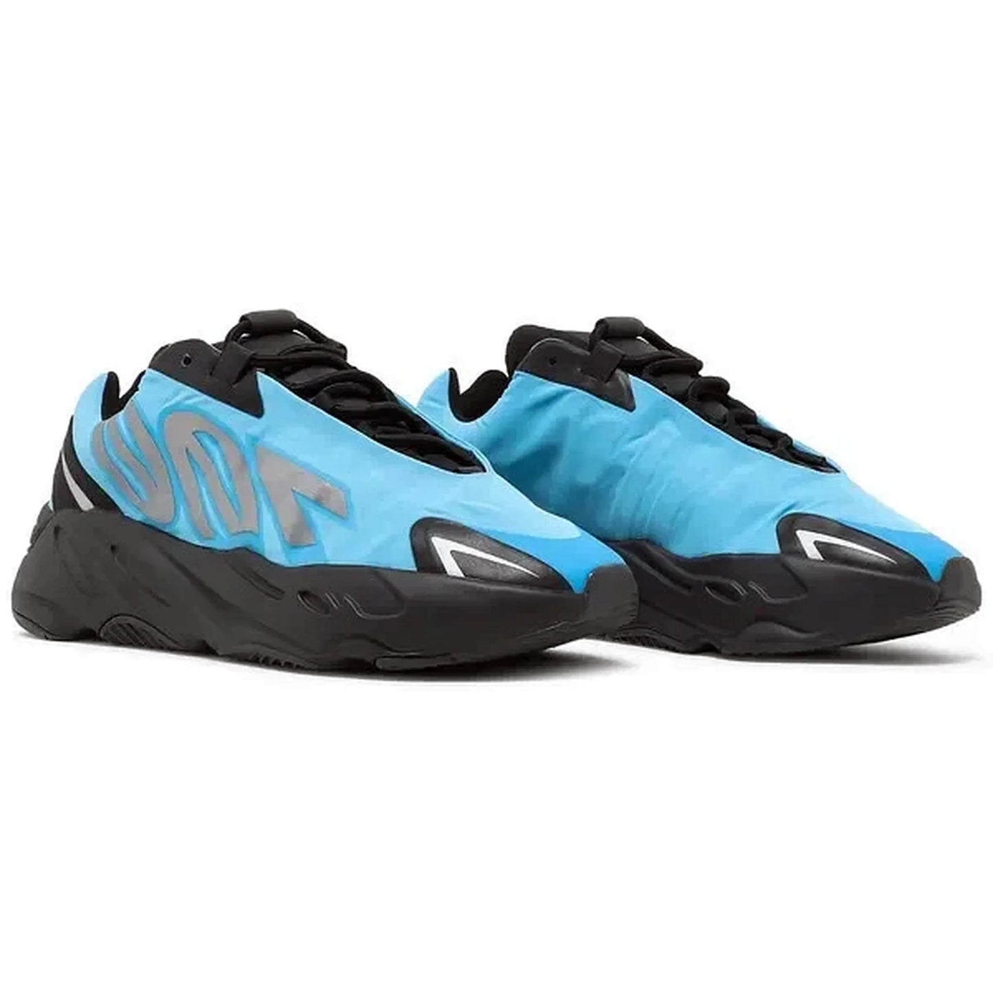 Adidas Yeezy Boost 700 MNVN Bright Cyan, Paaraufnahme des Sneakers mit leuchtend blauer Nylon-Oberfläche, reflektierendem „700“-Schriftzug und schwarzer Zwischensohle auf weißem Hintergrund.