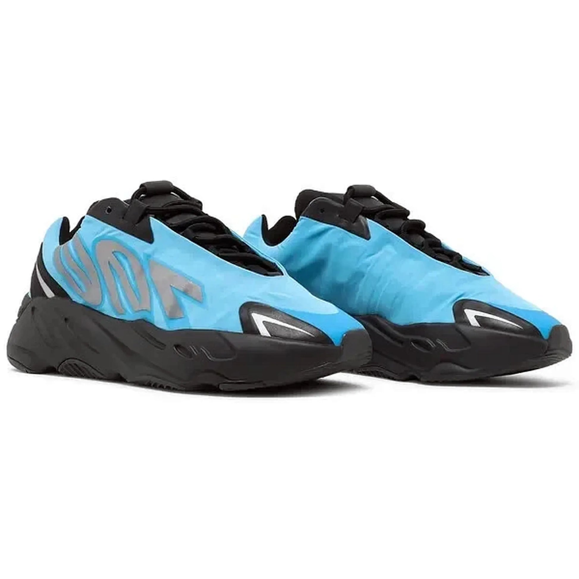 Adidas Yeezy Boost 700 MNVN Bright Cyan, Paaraufnahme des Sneakers mit leuchtend blauer Nylon-Oberfläche, reflektierendem „700“-Schriftzug und schwarzer Zwischensohle auf weißem Hintergrund.
