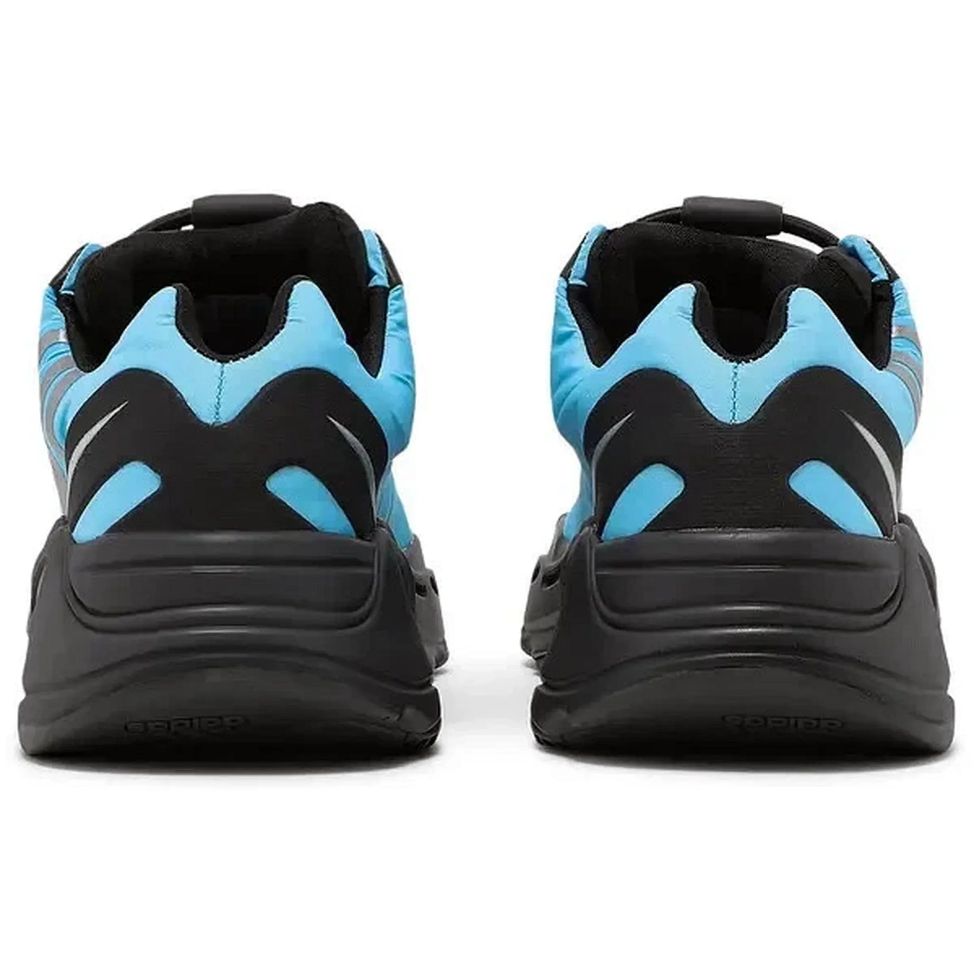 Adidas Yeezy Boost 700 MNVN Bright Cyan, Rückansicht des Sneakers mit schwarzer Ferse, reflektierenden Elementen und leuchtend blauer Oberseite auf weißem Hintergrund.