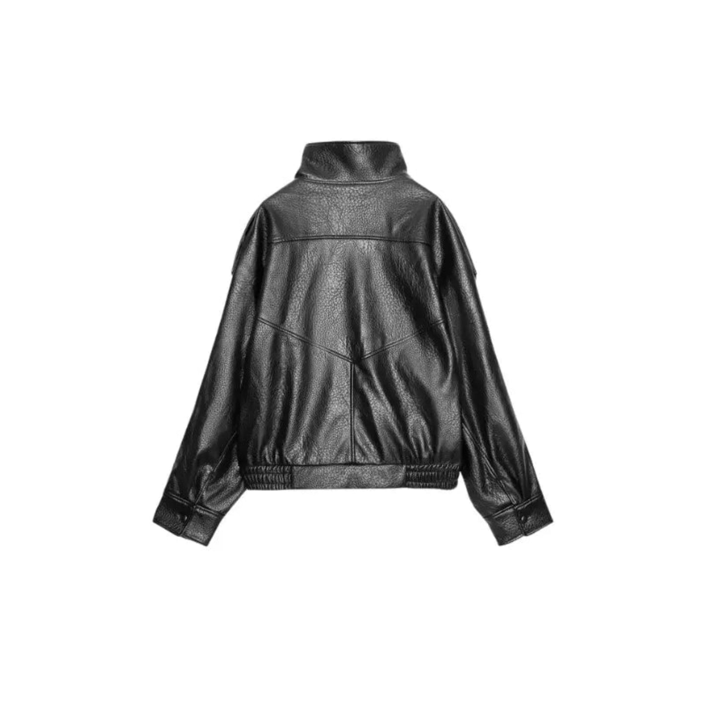 Rückansicht einer schwarzen Kunstlederjacke von ZARA – glänzende Oberfläche mit lockerem Schnitt und elastischem Bund im modernen Streetwear-Stil.
