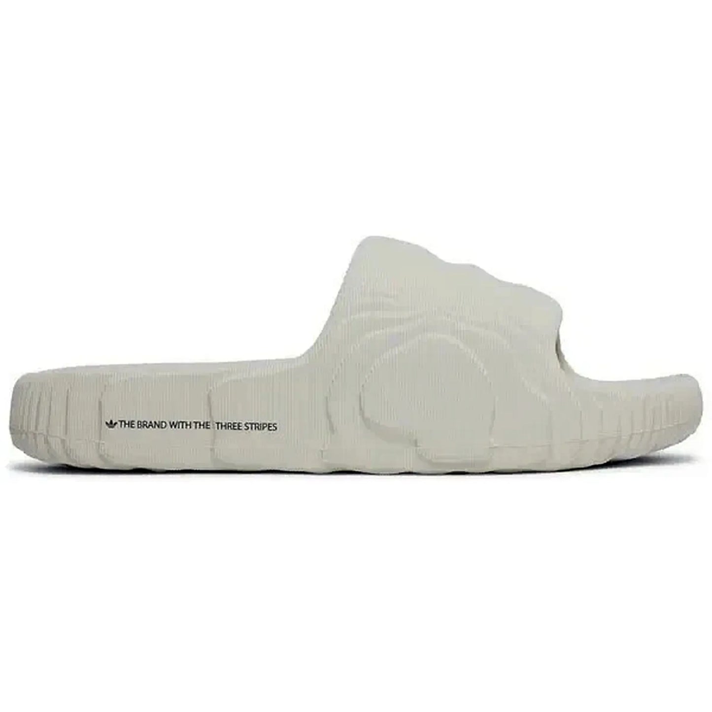 Hier ist der passende **Alt-Text** für das Bild:

**Alt-Text:**
Adidas Adilette 22 Slides in Aluminium-Grau, seitliche Ansicht der Sandale mit dem Schriftzug „The Brand with the Three Stripes“ auf weißem Hintergrund, minimalistisches Design mit strukturiertem Muster.