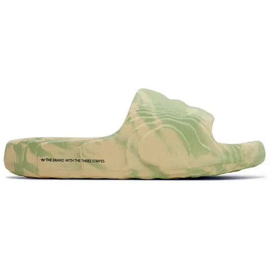 Adidas Adilette 22 Slides Magic Lime Desert Sand, seitliche Ansicht der beigen und hellgrünen Sandale mit marmoriertem Muster und wellenförmiger Struktur, präsentiert auf weißem Hintergrund.