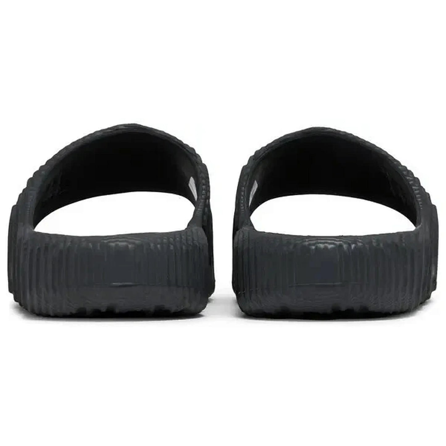 Adidas Adilette 22 Slides in Schwarz, Rückansicht der Sandalen mit strukturierter Oberfläche und offenem Fersenbereich, auf weißem Hintergrund fotografiert.