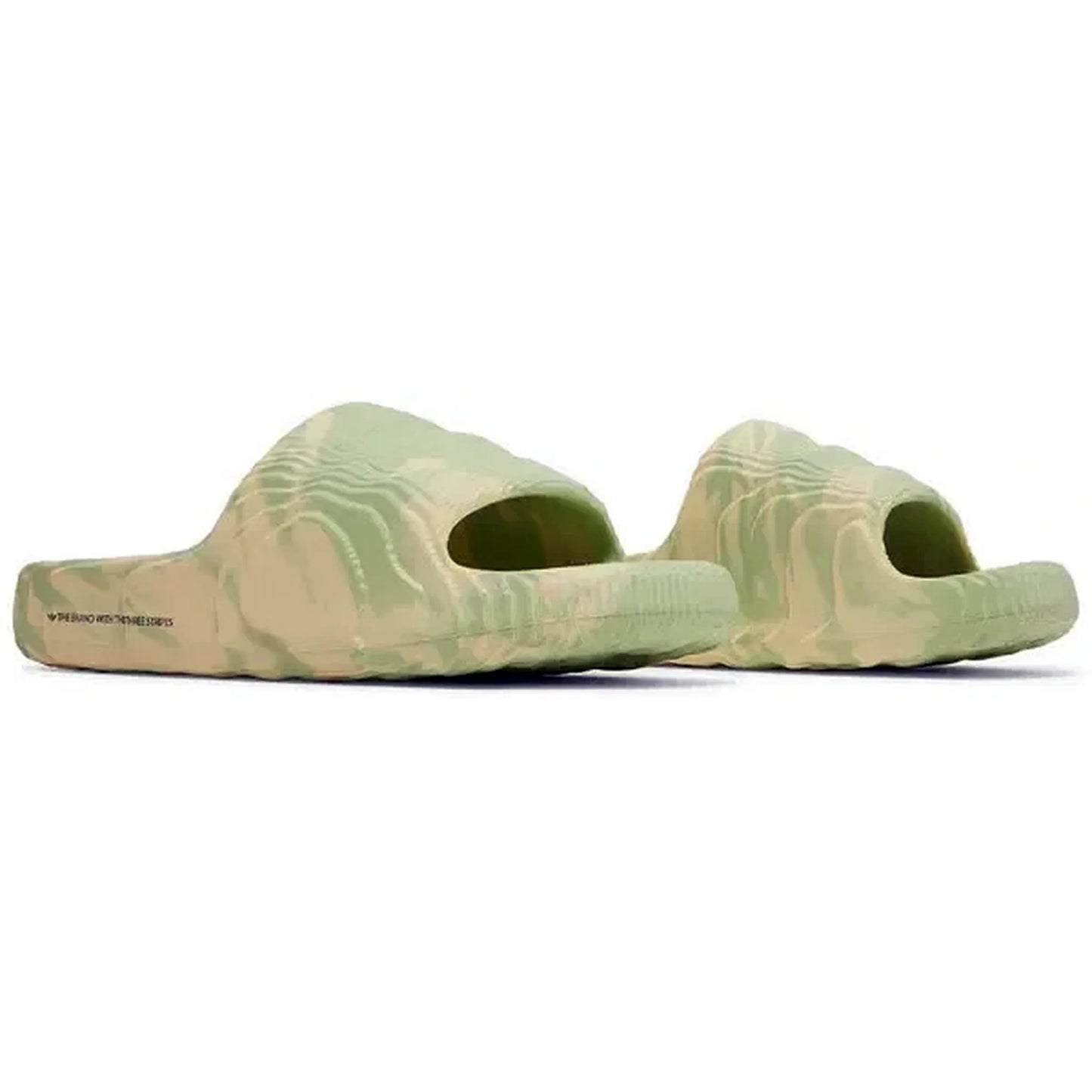 Adidas Adilette 22 Slides Magic Lime Desert Sand, Vorderansicht beider zweifarbigen Sandalen in Beige und Hellgrün mit marmoriertem Muster und strukturierter Oberfläche auf weißem Hintergrund.