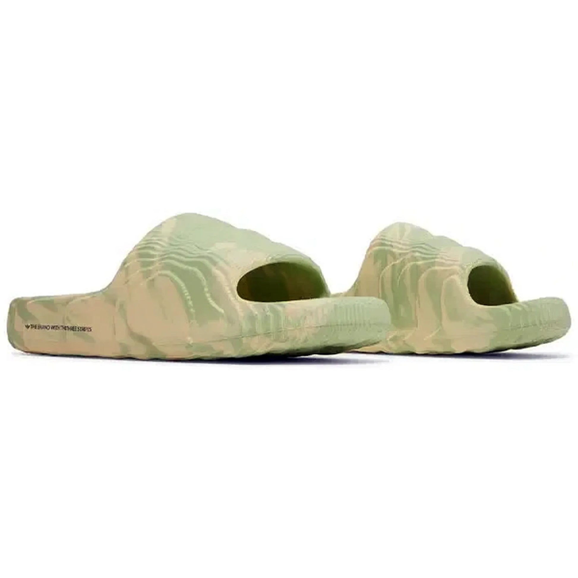 Adidas Adilette 22 Slides Magic Lime Desert Sand, Vorderansicht beider zweifarbigen Sandalen in Beige und Hellgrün mit marmoriertem Muster und strukturierter Oberfläche auf weißem Hintergrund.