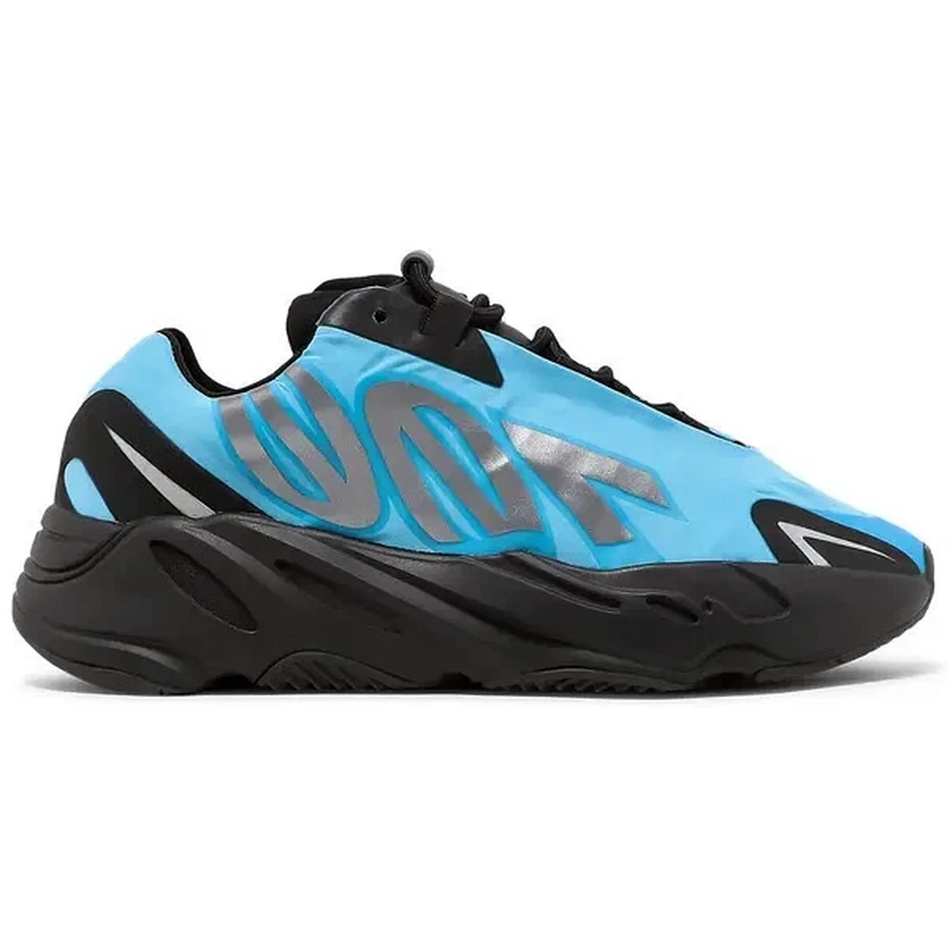 Adidas Yeezy Boost 700 MNVN Bright Cyan, Seitenansicht des Sneakers mit leuchtend blauer Nylon-Oberfläche, reflektierendem „700“-Schriftzug und schwarzer Sohle auf weißem Hintergrund.