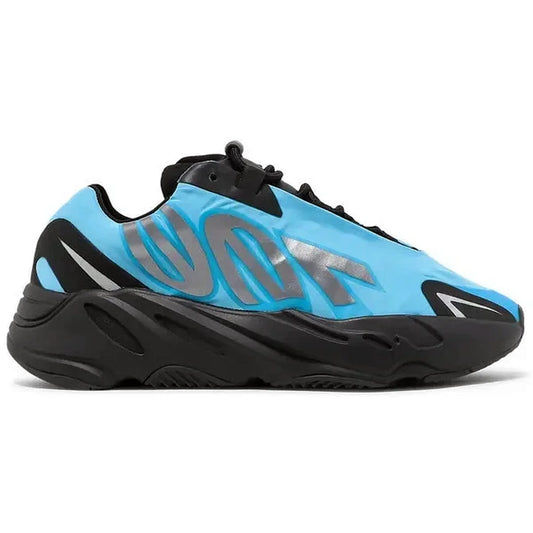 Adidas Yeezy Boost 700 MNVN Bright Cyan, Seitenansicht des Sneakers mit leuchtend blauer Nylon-Oberfläche, reflektierendem „700“-Schriftzug und schwarzer Sohle auf weißem Hintergrund.
