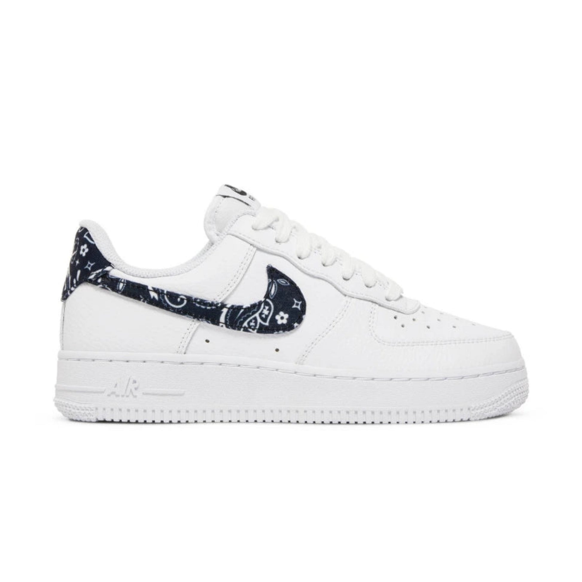 Nike Air Force 1 Low 07 Essenstial Sneaker mit Paisley Swoosh Muster auf weißem Hintergrund.